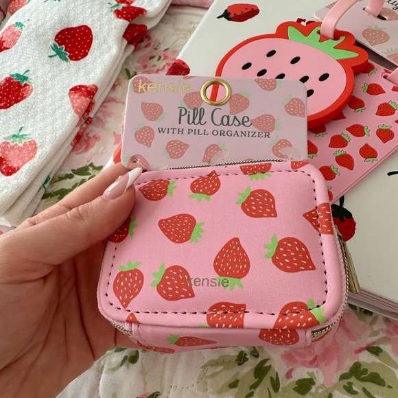Strawberry decor bundle - Picture 6 of 9